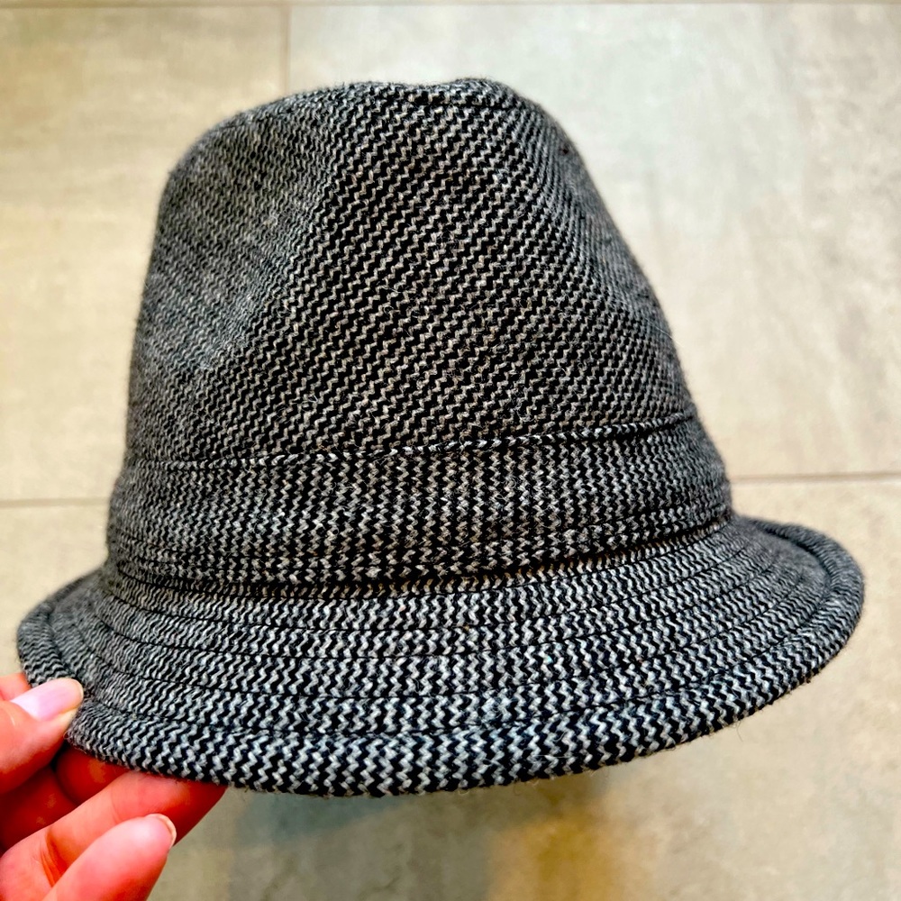 Mens hat - cool black & grey check pattern. Classic shape & style! Like new!!
